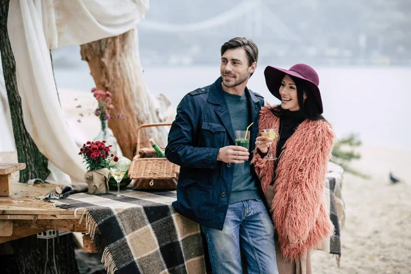 Jonge gelukkige paar op al fresco picknick — Stockfoto