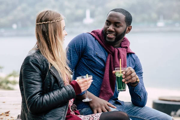 Romantic young couple holding cocktails — Stock Photo, Image