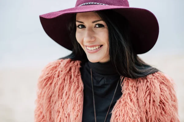 Bella donna sorridente in cappello — Foto Stock