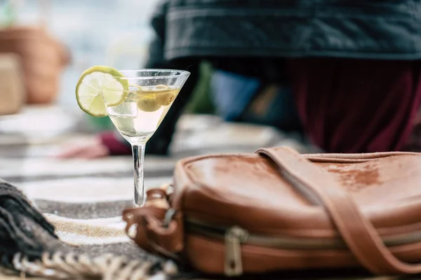 Martiniglas och handväska på rutig pläd — Stockfoto