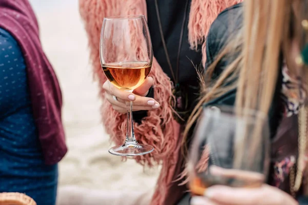 Mains féminines tenant des verres avec du vin — Photo