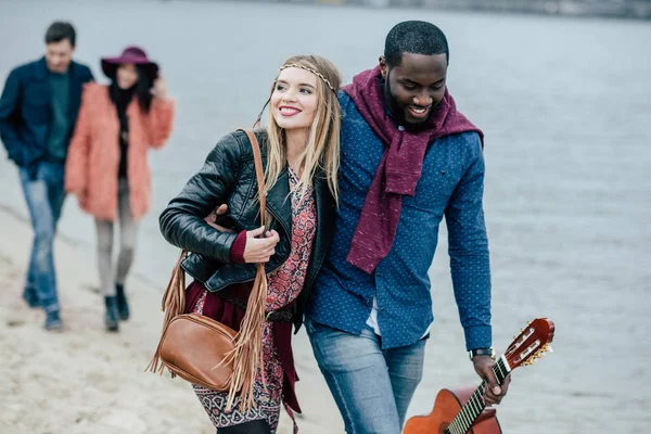 Young people having stroll on beach — Stock Photo, Image