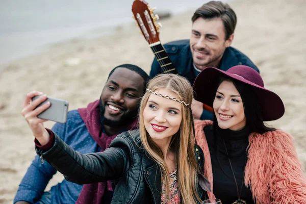 Happy people taking selfie at picnic — Stock Photo, Image