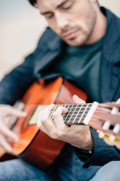 Schöner Mann spielt Gitarre Stockbild