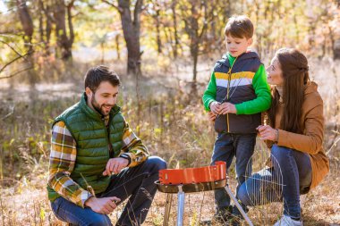 Mutlu bir aile Barbekü Park hazırlanıyor