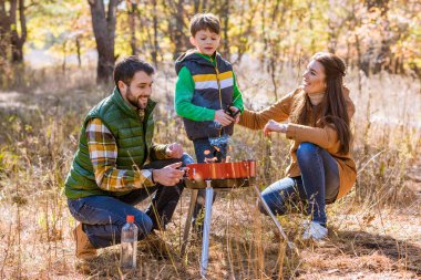 Mutlu bir aile Barbekü Park hazırlanıyor