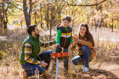 Mutlu bir aile Barbekü Park hazırlanıyor