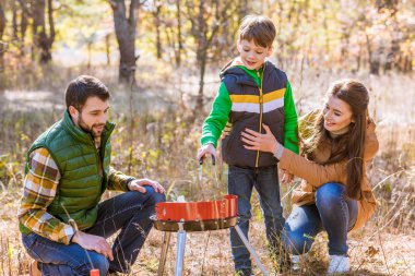 Mutlu bir aile Barbekü Park hazırlanıyor