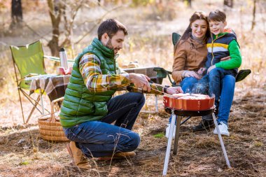 Aile barbekü et ızgara