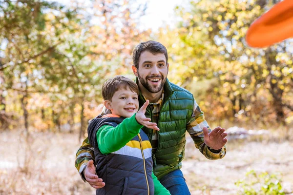 Sonriente padre e hijo jugando con frisbee — Foto de Stock