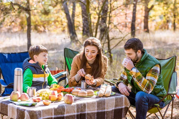 Famiglia felice su picnic — Foto Stock