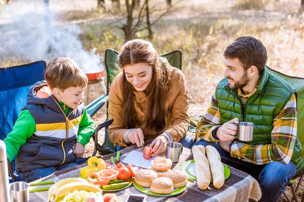 Famiglia felice su picnic — Foto Stock