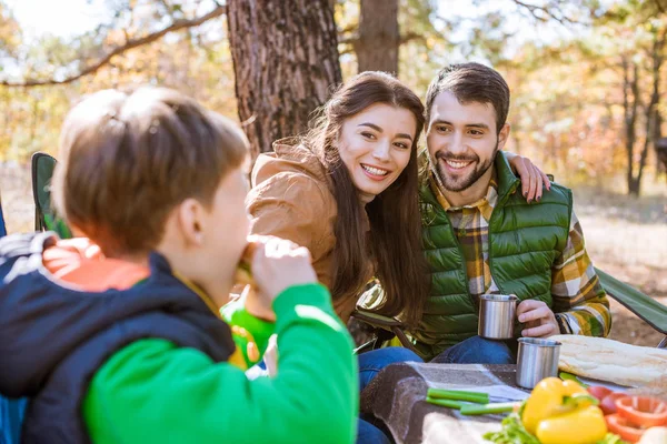 Gelukkige familie op picknick — Stockfoto