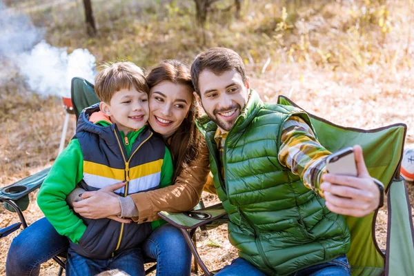Ευτυχισμένη οικογένεια λαμβάνοντας Selfie — Φωτογραφία Αρχείου