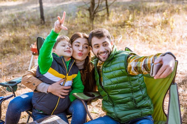 Bonne famille prenant selfie — Photo