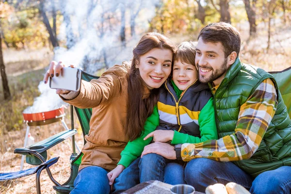 Famiglia felice che si fa selfie — Foto Stock