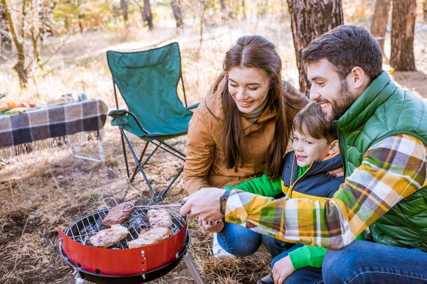 Griller la viande en famille sur le barbecue — Photo