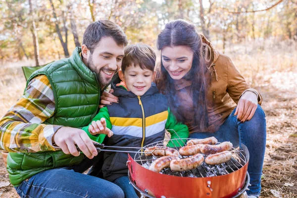 Neşeli anne oğluyla sosis ızgara