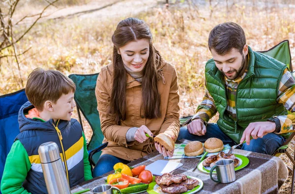 Famiglia felice su picnic — Foto Stock