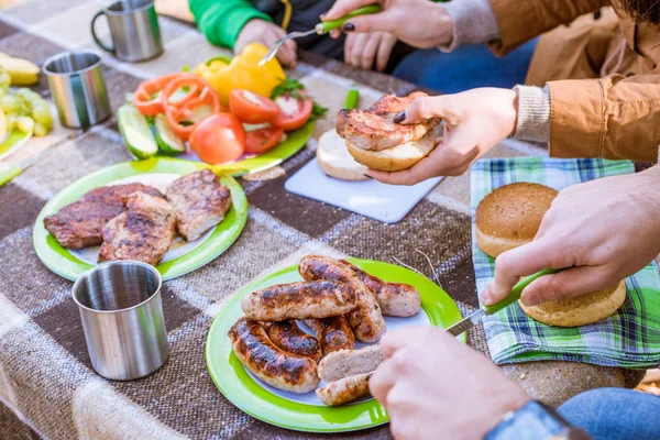 Familie isst beim Picknick — Stockfoto