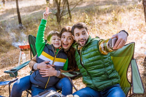 Glückliche Familie beim Selfie Stockbild