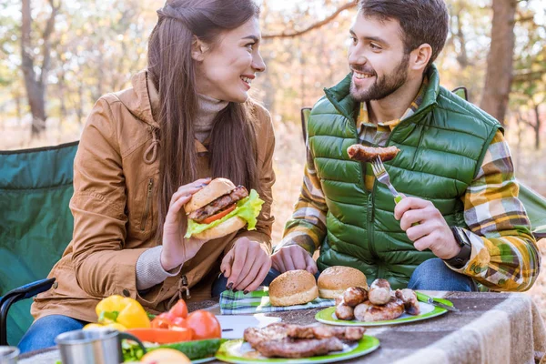 Lächelndes junges Paar beim Picknick Stockbild