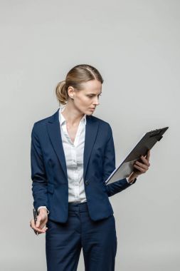 Pano ve belgeler ile iş kadını