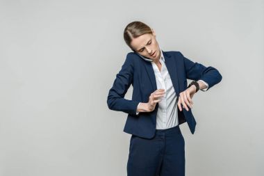 İş kadını akıllı telefon kullanıyor.