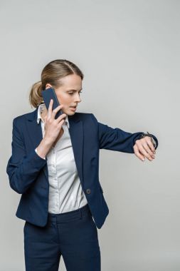 İş kadını akıllı telefon kullanıyor.