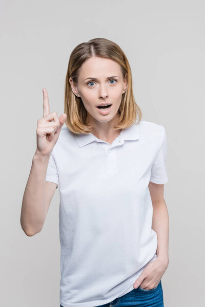 эмоциональная женщина, указывающая
