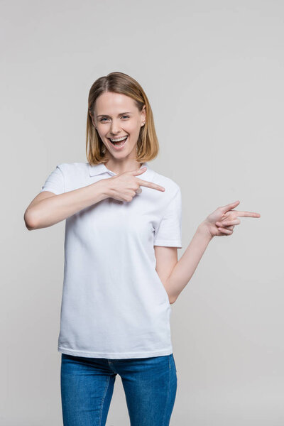 Женщина указывает куда-то
