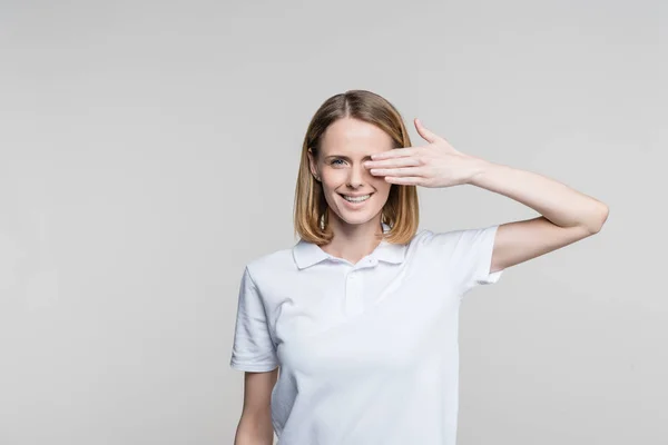 Mulher fechando olho — Fotografia de Stock