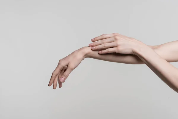 Zarte Frauenhände — Stockfoto