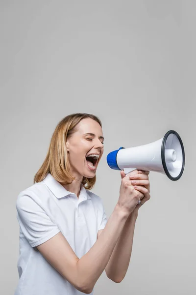 Женщина кричит в мегафон — стоковое фото