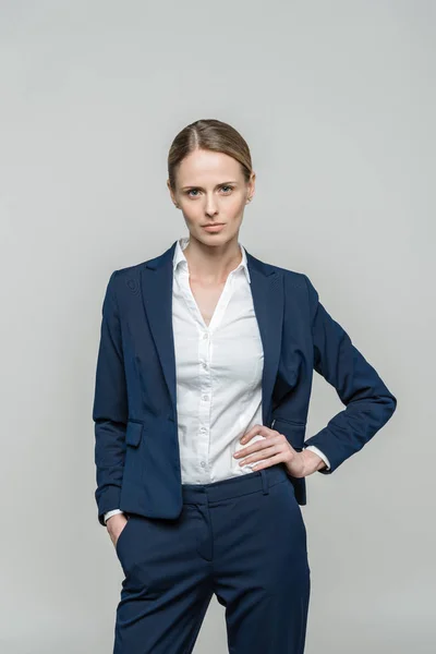 Femeie de afaceri încrezătoare în costum — Fotografie, imagine de stoc