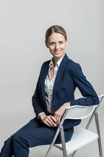 Smiling businesswoman in suit — Free Stock Photo