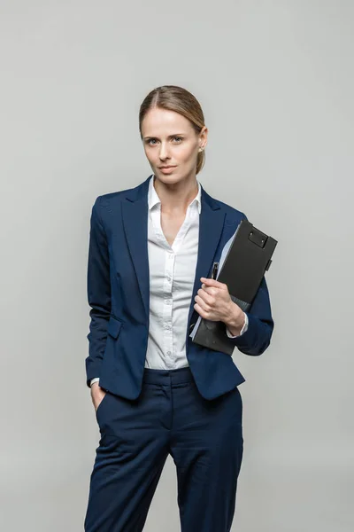 Mujer de negocios con portapapeles y documentos — Foto de Stock