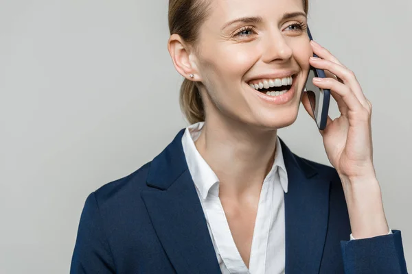 Empresaria usando smartphone — Foto de Stock