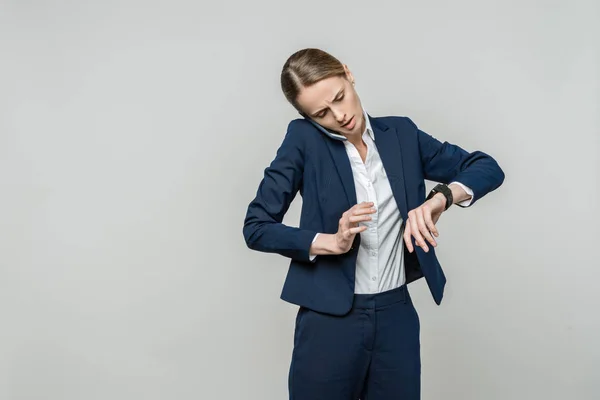 Businesswoman using smartphone — Stock Photo, Image
