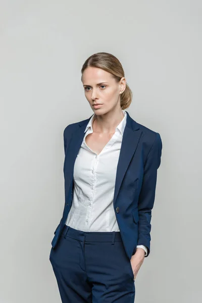 Mujer de negocios seria en traje Imagen De Stock