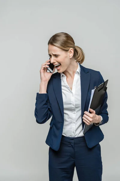 Mujer de negocios enojada con teléfono inteligente Imagen De Stock