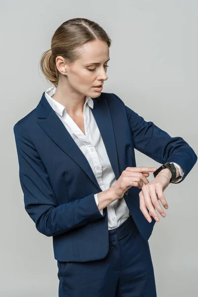 Mujer de negocios usando reloj inteligente Fotos De Stock Sin Royalties Gratis