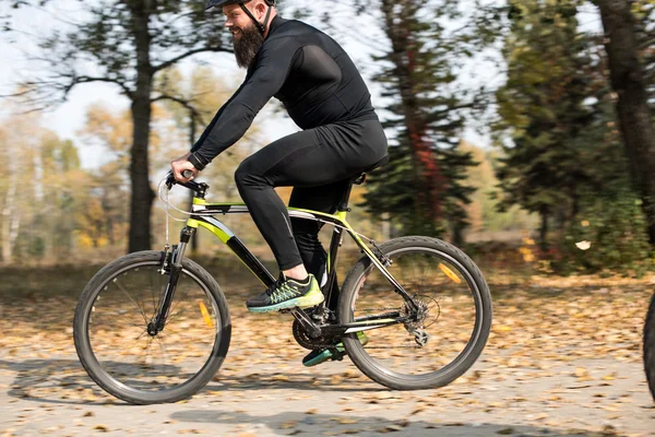 Homme barbu vélo dans le parc — Photo de stock