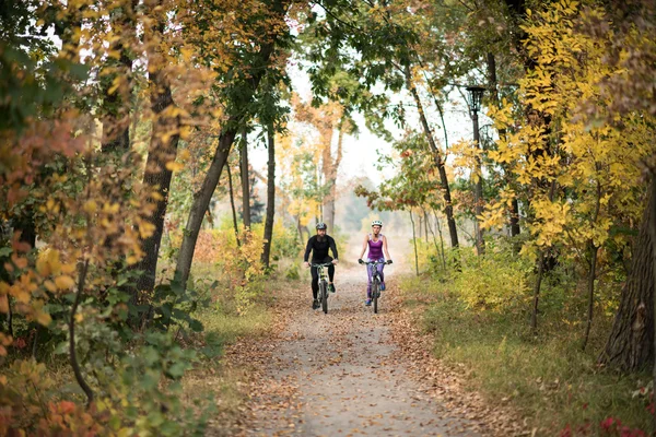 Casal de ciclismo ao ar livre — Fotografia de Stock