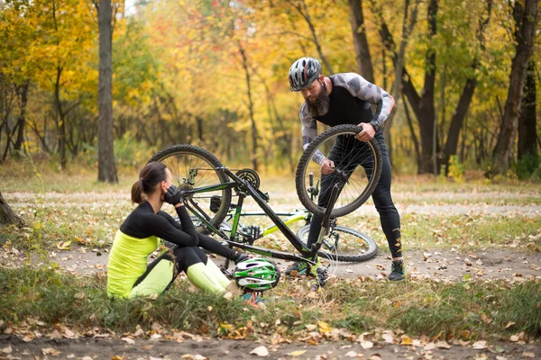 Hombre reparación de bicicleta - foto de stock