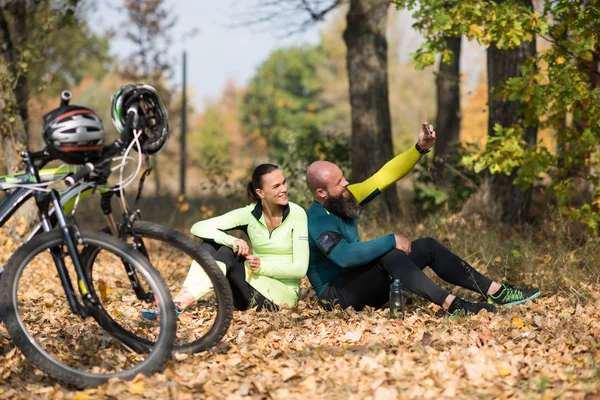 Coppia di ciclisti scattare selfie — Foto stock