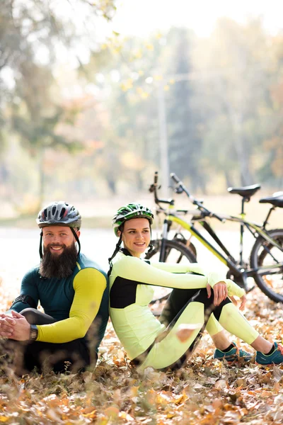 Ciclisti che riposano vicino alle biciclette — Foto stock