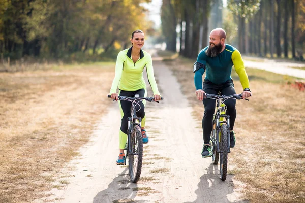 Couple cycling outdoors — Stock Photo