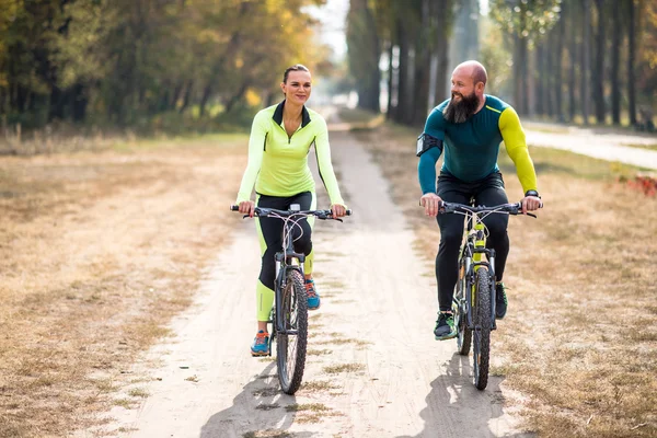 Pareja ciclismo al aire libre - foto de stock