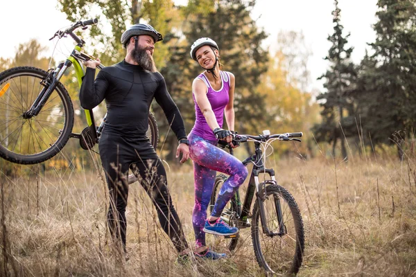 Casal de ciclismo ao ar livre — Fotografia de Stock